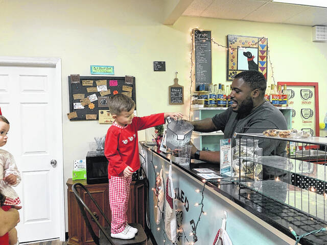 
			
				                                Corey Lowery teaches Walt Shaver how to make a smoothie.
                                 Hannah Barron | Anson Record

			
		