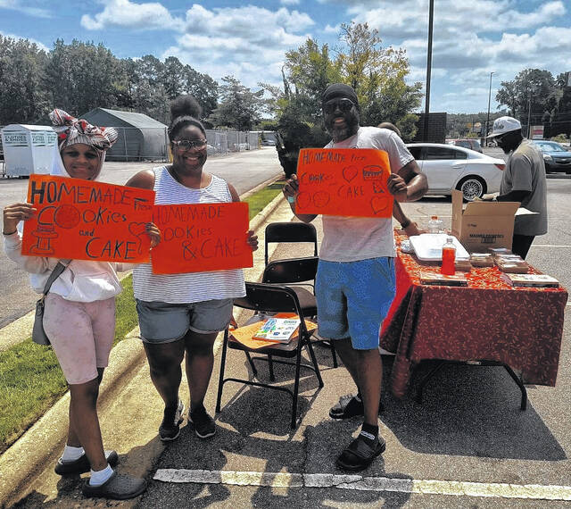 Erica Reid (middle) got some advertising help from Evian Johnson (left) and Maintain Garland Daudy (right).
                                 Lauren Monica | Anson Record